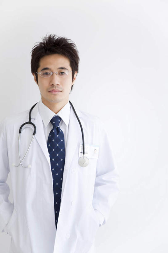 东方人,一个人,医生,站,笑,微笑,竖图,室内,白天,白色背景,正面,工作服,制服,亚洲,仅一个男性,仅一个人,眼镜,注视,黄种人,仅一个年轻男性,听诊器,观察,看,站着,医护人员,医疗人员,摄影,影棚,观看,察看,医疗设备,白大褂,关注,医疗器械,医疗工具,近视眼镜,工作制服,检测工具,男人,男性,年轻男性,亚洲人,大夫,站立,半身,彩图,影棚拍摄,工作套服,拍摄