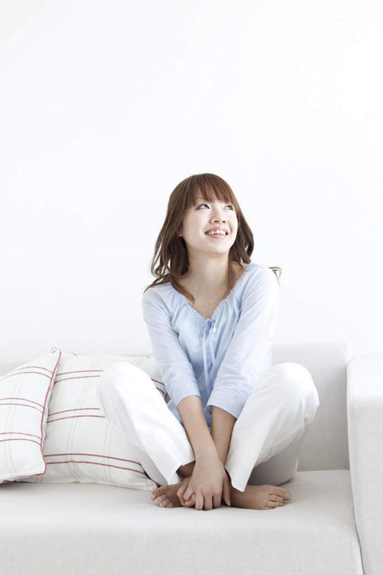 东方人,一个人,客厅,坐,笑,微笑,露齿笑,竖图,室内,白天,白色背景,正面,靠垫,沙发,亚洲,仅一个年轻女性,仅一个女性,仅一个人,服装,靠枕,注视,休闲装,黄种人,衣服,垫子,枕头,观察,看,休闲,休闲服,摄影,服饰,影棚,观看,察看,起居室,关注,客堂,年轻女性,女人,女性,亚洲人,抬头,仰头,坐着,彩图,全身,影棚拍摄,拍摄,皮沙发