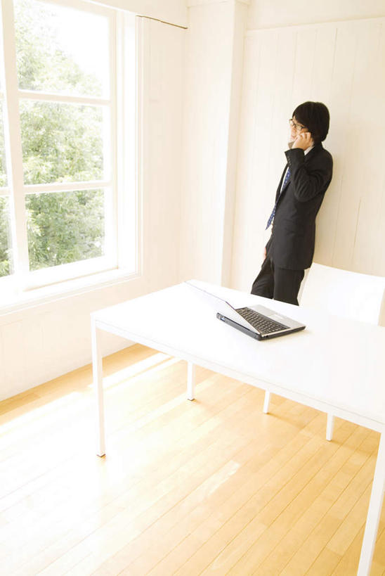 东方人,一个人,商务人士,商务男性,办公室,站,竖图,俯视,室内,白天,衬衫,电脑,笔记本电脑,植物,窗户,桌子,手机,亚洲,仅一个男性,仅一个人,套装,网络,眼镜,办公桌,领带,拿,拿着,注视,黄种人,通讯设备,玻璃窗,树,树木,仅一个年轻男性,绿色,自然,观察,看,站着,生长,成长,观看,察看,无线,象征,庄重,关注,通信设备,商务装,身份,无线网络,近视眼镜,无线上网,便携式电脑,工薪阶层,正式,地位,手提电脑,年轻男性,亚洲人,年轻人,白领,上班族,站立,半身,彩图,高角度拍摄,衬衣