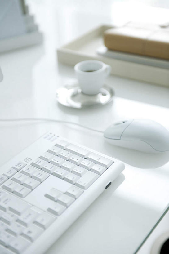 咖啡,无人,办公室,竖图,俯视,室内,特写,白天,幸福,电脑,显示器,鼠标,键盘,桌面,桌子,静物,杯子,阴影,光线,网络,瓷器,影子,办公桌,咖啡杯,陶瓷制品,娱乐,输入设备,通讯设备,饮料,阳光,享受,休闲,温馨,台式电脑,放松,乐趣,提神,舒适,瓷杯,醒脑,通信设备,输出设备,软饮料,彩图,高角度拍摄