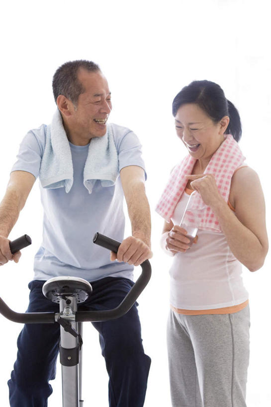 东方人,两个人,夫妻,站,坐,竖图,室内,白天,白色背景,正面,爱情,锻炼,运动,自行车,亚洲,服装,纺织物,浪漫,拿,拿着,注视,休闲装,黄种人,运动器械,脚踏车,衣服,瓶子,塑料制品,毛巾,观察,看,清洁,站着,休闲,休闲服,健身器械,塑料瓶,恩爱,恋人,摄影,服饰,影棚,观看,保暖,察看,关注,健身器材,透气,防水,动感单车,动感自行车,储水,耐磨,吸水,体育,男人,男性,女人,女性,中年男性,中年女性,亚洲人,夫妇,情侣,站立,坐着,半身,彩图,影棚拍摄,健身,拍摄,伴侣,运动器材