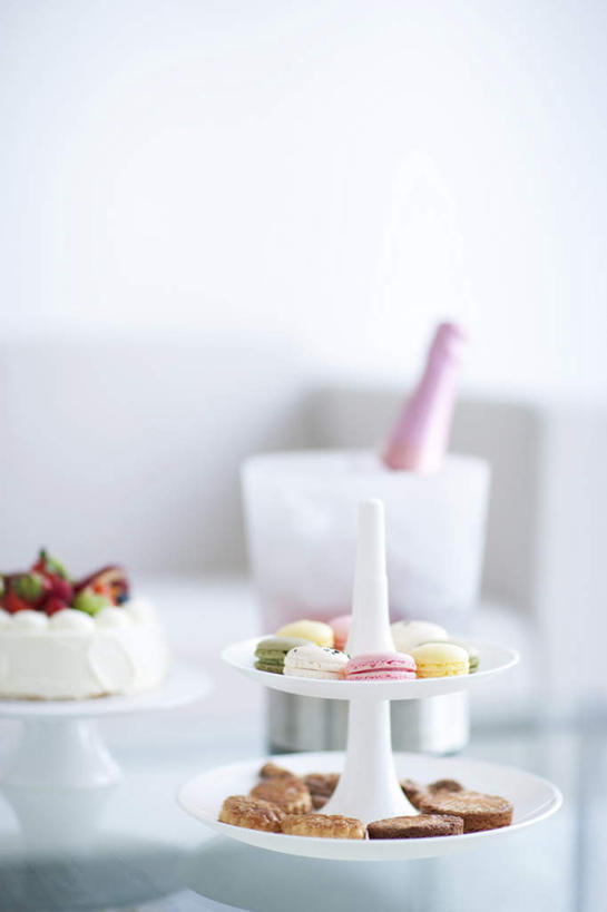 点心,葡萄酒,无人,竖图,室内,特写,白天,白色背景,正面,奢侈,下午茶,快乐,托盘,许多,朦胧,模糊,环绕,围绕,铁桶,桶,冰,冰块,食品,甜点,甜品,浪漫,冷冻,酒,食物,糕点,饮料,排列,一个,粉色,黄色,白色,容器,饼干,甜食,香槟,寒冷,诱惑,摄影,影棚,冷藏,单个,储藏,冰冷,储存,队列,冰桶,香槟桶,气泡酒,起泡酒,汽酒,保鲜,马卡龙,玛卡龙,杏仁小圆饼,四盆,彩图,影棚拍摄,高兴,欢笑,拍摄,贮存,蛋糕