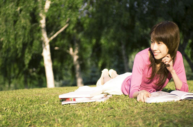 东方人,一个人,横图,室外,白天,正面,草地,草坪,植物,书籍,亚洲,仅一个年轻女性,仅一个女性,仅一个人,撑,服装,托腮,休闲装,黄种人,草,树,树木,衣服,粉色,绿色,自然,趴着,托,休闲,休闲服,服饰,生长,成长,托下巴,年轻女性,女人,女性,亚洲人,书,图书,趴,彩图,全身
