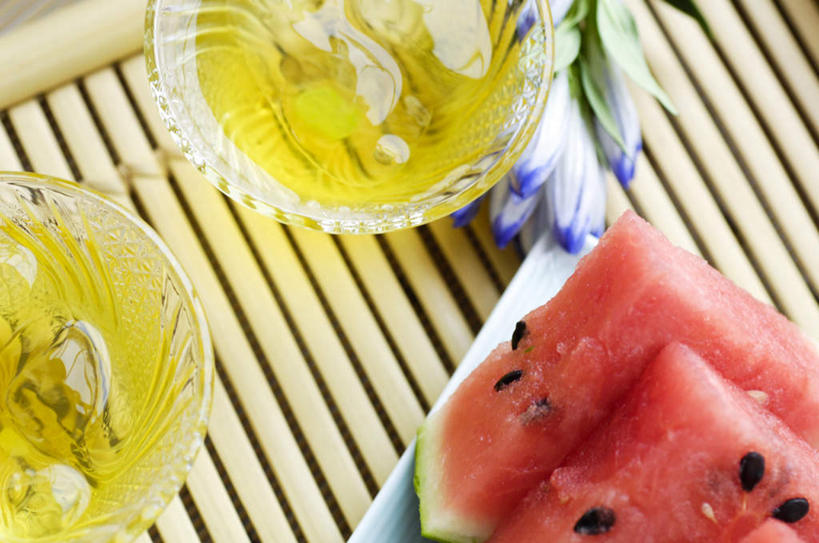 无人,横图,俯视,室外,特写,白天,幸福,茶,西瓜,杯子,水果,两片,一排,切片,竹制,新鲜,整齐,生食,茶叶,食品,果实,两杯,娱乐,玻璃制品,食物,排列,水杯,享受,休闲,温馨,放松,乐趣,有机食品,绿色食品,提神,舒适,竹制品,队列,醒脑,玻璃杯,寒瓜,彩图,高角度拍摄