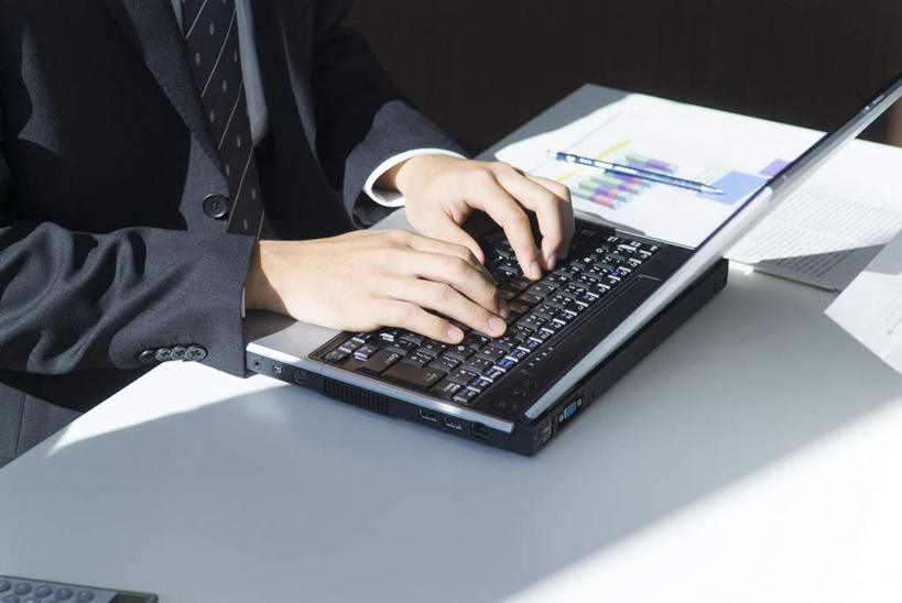 东方人,一个人,商务人士,商务男性,办公室,坐,横图,俯视,室内,白天,衬衫,电脑,笔记本电脑,桌子,亚洲,仅一个男性,仅一个人,敲打,阴影,套装,光线,网络,影子,办公桌,领带,黄种人,输入,通讯设备,仅一个年轻男性,阳光,打字,点击,敲击,无线,象征,庄重,通信设备,商务装,身份,无线网络,无线上网,便携式电脑,工薪阶层,正式,地位,按键,手提电脑,年轻男性,亚洲人,年轻人,白领,上班族,坐着,半身,彩图,高角度拍摄,衬衣