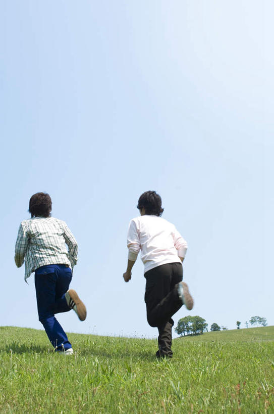 东方人,两个人,伙伴,朋友,跑,竖图,室外,白天,仰视,锻炼,友谊,运动,草地,草坪,植物,亚洲,阴影,服装,光线,影子,休闲装,黄种人,草,衣服,蓝色,绿色,蓝天,天空,阳光,天,休闲,休闲服,服饰,晴朗,万里无云,体育,友情,男人,男性,年轻男性,亚洲人,晴空,晴空万里,跑步,彩图,低角度拍摄,全身,健身