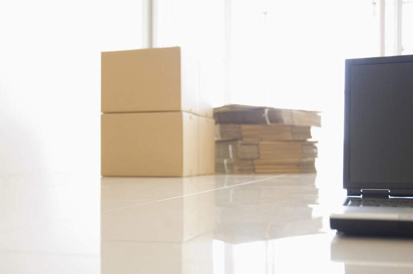 无人,横图,室内,特写,白天,正面,电脑,笔记本电脑,窗户,静物,一堆,堆叠,堆积,网络,瓷砖,地砖,地面,通讯设备,玻璃窗,两个,堆,一台,无线,通信设备,无线网络,无线上网,便携式电脑,手提电脑,彩图