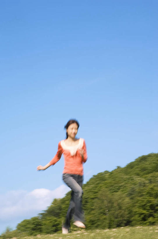 东方人,一个人,跑,笑,微笑,露齿笑,竖图,室外,白天,正面,锻炼,运动,草地,草坪,植物,亚洲,仅一个年轻女性,仅一个女性,仅一个人,阴影,服装,光线,影子,休闲装,黄种人,草,树,树木,衣服,红色,绿色,阳光,自然,休闲,休闲服,服饰,生长,成长,体育,年轻女性,女人,女性,亚洲人,跑步,彩图,全身,健身