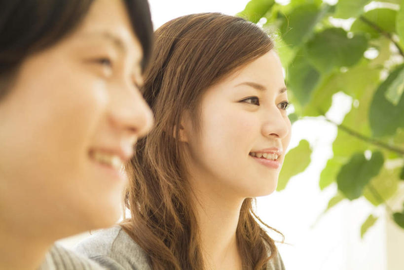 东方人,脸,头,脸颊,两个人,夫妻,站,笑,微笑,露齿笑,横图,室外,特写,白天,正面,爱情,植物,叶子,亚洲,服装,朦胧,模糊,绿叶,浪漫,注视,休闲装,黄种人,肩膀,树,树木,衣服,绿色,自然,观察,看,站着,休闲,休闲服,嫩叶,恩爱,恋人,服饰,生长,成长,观看,察看,关注,男人,男性,年轻男性,年轻女性,女人,女性,亚洲人,头部,脸部,脸蛋,面部,夫妇,情侣,叶,叶片,站立,半身,彩图,伴侣