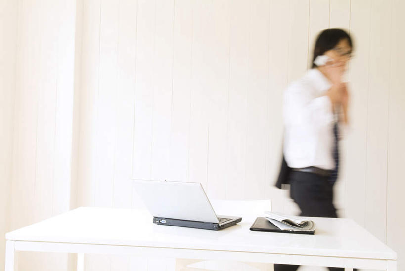 东方人,一个人,商务人士,商务男性,办公室,站,打电话,横图,室内,白天,正面,衬衫,电脑,笔记本电脑,桌子,电话,手机,亚洲,仅一个男性,仅一个人,套装,朦胧,模糊,网络,办公桌,墙,领带,拿,拿着,注视,黄种人,通讯设备,墙壁,墙面,仅一个年轻男性,观察,看,站着,观看,察看,无线,象征,庄重,关注,通信设备,商务装,身份,无线网络,无线上网,便携式电脑,工薪阶层,正式,地位,交流,手提电脑,年轻男性,亚洲人,年轻人,白领,上班族,沟通,通话,站立,半身,彩图,衬衣