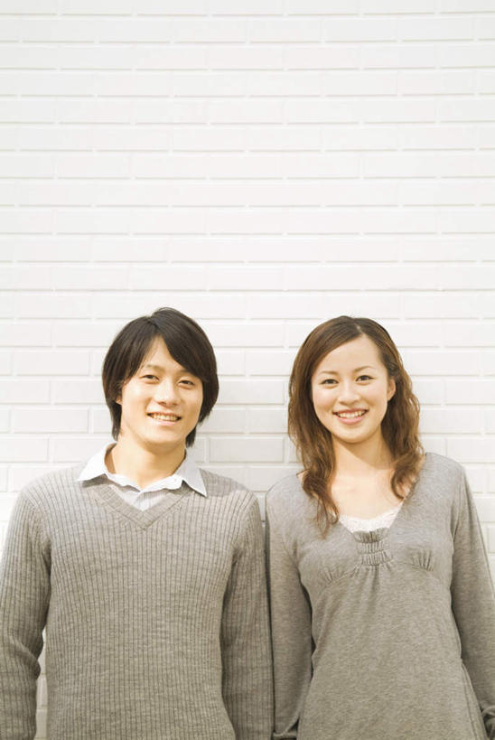 东方人,两个人,站,笑,微笑,露齿笑,竖图,室外,白天,正面,爱情,亚洲,阴影,服装,光线,影子,墙,浪漫,注视,休闲装,黄种人,墙壁,墙面,衣服,阳光,观察,看,站着,休闲,温暖,温馨,休闲服,恩爱,恋人,服饰,观看,和睦,察看,关注,男人,男性,年轻男性,年轻女性,女人,女性,亚洲人,情侣,站立,半身,彩图,伴侣,融洽