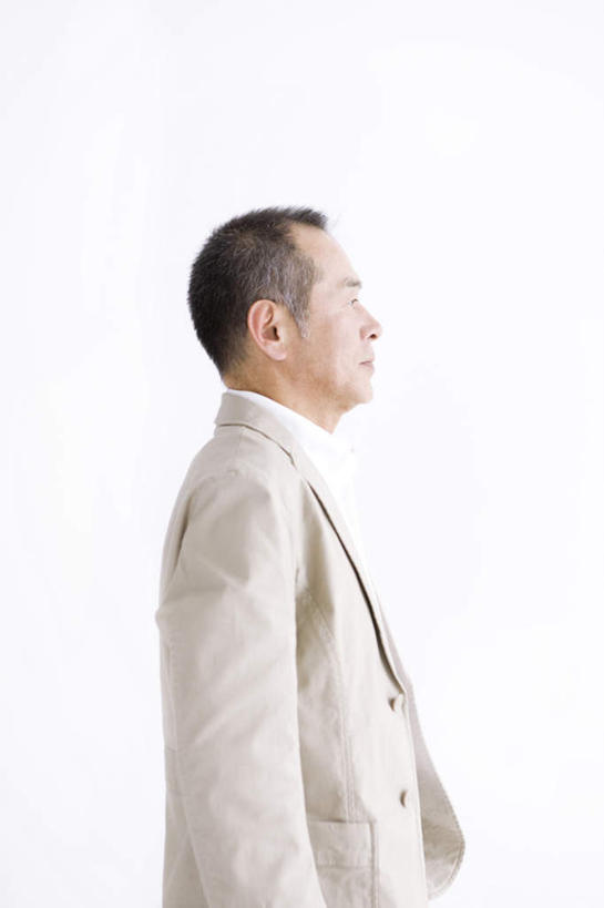 东方人,中年人,一个人,商务人士,商务男性,办公室,站,笑,微笑,露齿笑,竖图,室内,白天,白色背景,侧面,衬衫,亚洲,仅一个男性,仅一个人,仅一个中年男性,套装,领带,注视,黄种人,观察,看,站着,摄影,影棚,观看,察看,象征,庄重,关注,商务装,身份,工薪阶层,正式,地位,中年男性,亚洲人,白领,上班族,站立,半身,彩图,影棚拍摄,衬衣,拍摄