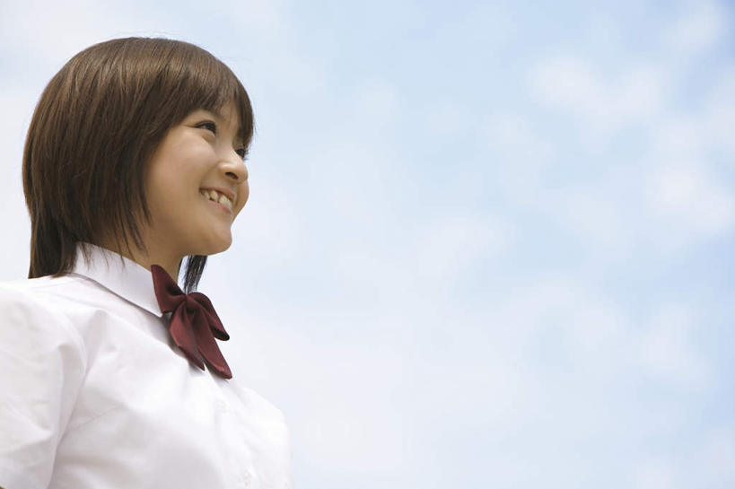 东方人,脸,头,脸颊,一个人,站,笑,微笑,露齿笑,横图,室外,特写,白天,仰视,制服,亚洲,仅一个年轻女性,仅一个女性,仅一个人,服装,朦胧,模糊,云,云朵,云彩,注视,黄种人,肩膀,蓝色,白云,蓝天,天空,天,观察,看,站着,校服,晴朗,观看,察看,关注,学生服,年轻女性,女人,女性,亚洲人,头部,脸部,脸蛋,面部,晴空,站立,半身,彩图,低角度拍摄