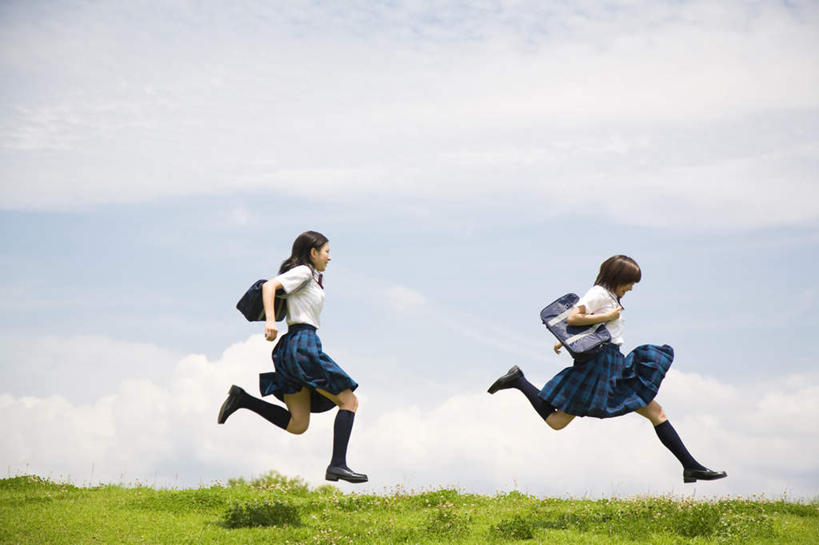 东方人,两个人,伙伴,朋友,跑,横图,室外,白天,侧面,制服,锻炼,友谊,运动,草地,草坪,植物,亚洲,服装,包,书包,云,云朵,云彩,注视,黄种人,草,蓝色,绿色,白云,蓝天,天空,天,观察,看,同学,校服,晴朗,观看,单肩包,察看,校友,关注,学生服,同窗,学友,体育,友情,年轻女性,女人,女性,亚洲人,晴空,跑步,彩图,全身,健身