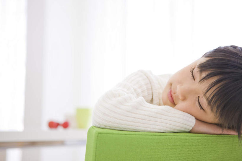 东方人,儿童,一个人,坐,闭眼,睡,横图,室内,白天,正面,纯洁,餐桌,桌子,亚洲,仅一个女性,仅一个人,撑,服装,朦胧,模糊,休闲装,黄种人,小孩,衣服,趴着,仅一个小孩,休闲,休闲服,可爱,童年,童趣,服饰,餐台,撑着,童真,烂漫,无邪,天真,女孩,女人,女性,亚洲人,孩子,闭眼睛,闭着眼,闭着眼睛,困,困觉,趴,寝息,睡觉,坐着,半身,彩图,女生