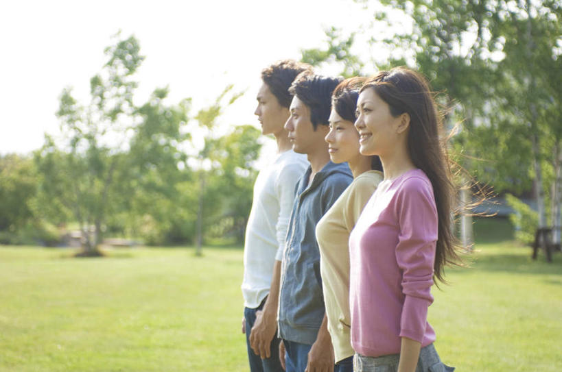 东方人,四个人,伙伴,朋友,站,笑,微笑,露齿笑,横图,室外,白天,侧面,友谊,草地,草坪,植物,亚洲,一排,服装,整齐,注视,休闲装,黄种人,草,树,树木,排列,衣服,粉色,黄色,蓝色,绿色,自然,观察,看,站着,休闲,休闲服,服饰,生长,成长,观看,察看,队列,关注,友情,男人,男性,年轻男性,年轻女性,女人,女性,亚洲人,站立,半身,彩图