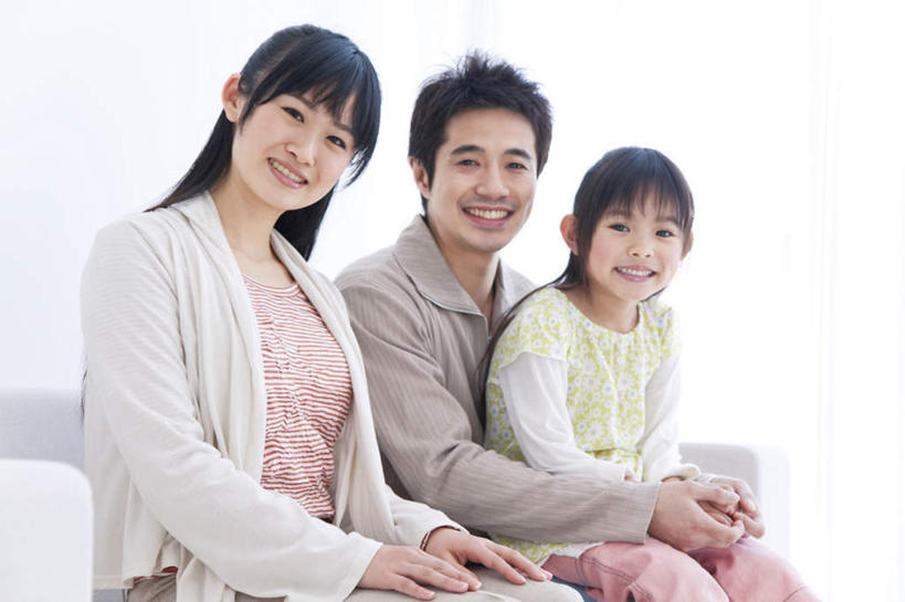 东方人,儿童,三个人,家庭,夫妻,母亲,父亲,女儿,坐,笑,微笑,露齿笑,横图,室内,白天,白色背景,正面,爱情,纯洁,亚洲,服装,浪漫,注视,休闲装,黄种人,小孩,衣服,观察,看,休闲,温暖,温馨,父女,母女,三口之家,一家人,休闲服,恩爱,父爱,可爱,母爱,童年,童趣,恋人,摄影,服饰,影棚,观看,和睦,察看,关注,童真,烂漫,无邪,天真,男人,男性,年轻男性,年轻女性,女孩,女人,女性,亚洲人,孩子,年轻人,夫妇,情侣,坐着,半身,彩图,影棚拍摄,拍摄,伴侣,融洽,女生