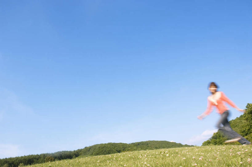 东方人,一个人,站,跑,横图,室外,白天,仰视,锻炼,运动,草地,草坪,植物,亚洲,仅一个年轻女性,仅一个女性,仅一个人,服装,朦胧,模糊,云,云朵,云彩,注视,休闲装,黄种人,草,树,树木,衣服,蓝色,绿色,白云,蓝天,天空,自然,天,观察,看,站着,休闲,休闲服,服饰,生长,晴朗,成长,观看,察看,关注,体育,年轻女性,女人,女性,亚洲人,晴空,跑步,站立,彩图,低角度拍摄,全身,健身