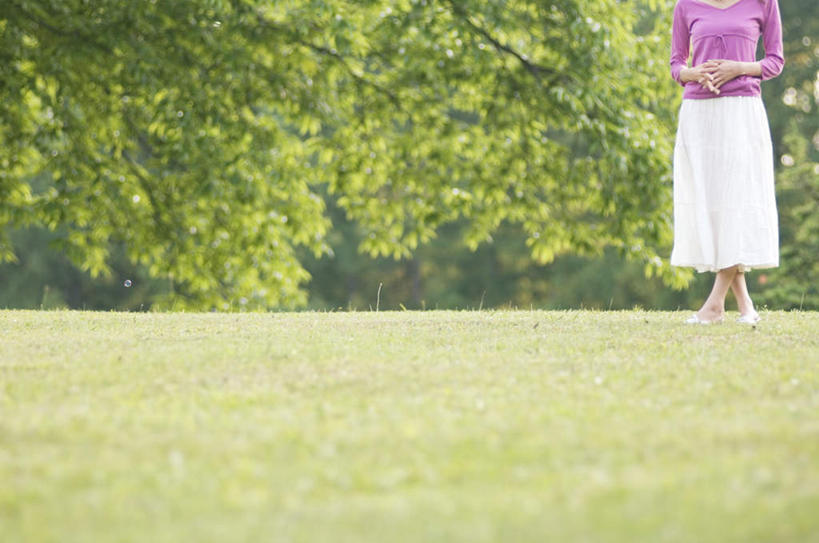 东方人,一个人,站,横图,室外,白天,正面,裙子,草地,草坪,植物,亚洲,仅一个年轻女性,仅一个女性,仅一个人,许多,服装,透明,休闲装,黄种人,长裙,草,树,树木,衣服,绿色,紫色,自然,泡泡,手放前,站着,休闲,休闲服,服饰,生长,成长,半身裙,年轻女性,女人,女性,亚洲人,站立,半身,彩图