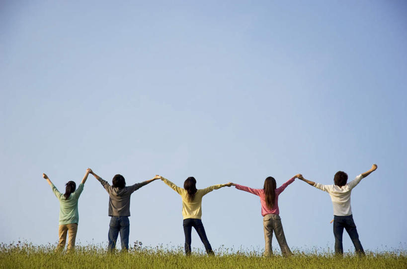 东方人,伙伴,朋友,站,举,伸展双臂,握手,横图,室外,白天,友谊,草地,草坪,植物,亚洲,服装,许多人,休闲装,黄种人,草,背面,衣服,蓝色,绿色,蓝天,天空,天,托,站着,一群人,休闲,休闲服,服饰,友情,男人,男性,年轻男性,年轻女性,女人,女性,亚洲人,搀手,敞开双臂,举起,举手,举着,拉手,伸开双臂,手拉手,手握手,向上举,向上伸,向上托,展开双肩,站立,张开手臂,张开双臂,彩图,全身