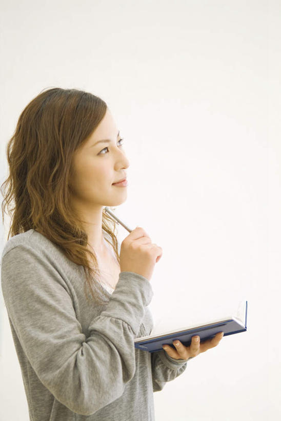 东方人,一个人,商务人士,商务女性,站,笑,微笑,竖图,室内,白天,白色背景,侧面,衬衫,亚洲,仅一个年轻女性,仅一个女性,仅一个人,撑,套装,笔,办公用品,记事本,圆珠笔,拿,拿着,托腮,注视,黄种人,文具,本子,笔记本,学习用品,观察,看,托,站着,摄影,影棚,观看,文具用品,察看,关注,托下巴,商务装,工薪阶层,年轻女性,亚洲人,年轻人,白领,上班族,站立,半身,彩图,影棚拍摄,衬衣,拍摄