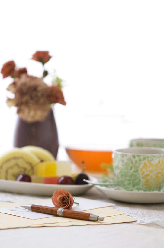 点心,无人,竖图,俯视,室内,特写,白天,爱情,下午茶,幸福,纯洁,热情,餐桌,桌子,玫瑰,杯子,餐具,花瓶,三朵,朦胧,模糊,盛开,笔,材料,瓷器,档案,碟子,盘,文件,食品,褐色,玫瑰花,办公用品,咖啡杯,陶瓷制品,圆珠笔,一杯,浪漫,花蕾,玻璃制品,文具,花,花瓣,花朵,鲜花,食物,糕点,盘子,玻璃瓶,瓶子,学习用品,资料,碟,花苞,花蕊,温暖,温馨,恩爱,摄影,影棚,餐台,文具用品,一支,和睦,文档,瓷杯,感动,尊敬,天真,刺玫花,徘徊花,彩图,高角度拍摄,影棚拍摄,拍摄,融洽,蛋糕