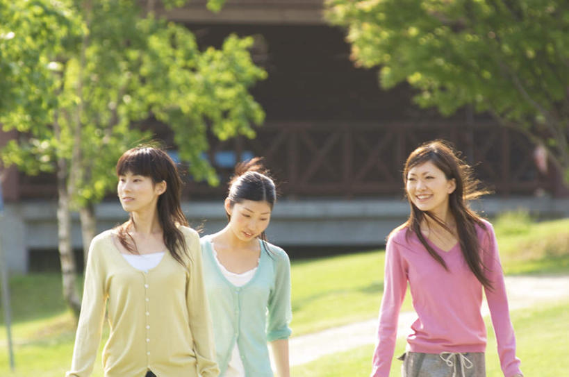 东方人,三个人,伙伴,朋友,站,笑,微笑,露齿笑,横图,室外,白天,正面,友谊,草地,草坪,植物,亚洲,阴影,服装,朦胧,模糊,光线,影子,注视,休闲装,黄种人,草,树,树木,衣服,绿色,紫色,阳光,自然,观察,看,站着,休闲,休闲服,服饰,生长,成长,观看,察看,关注,友情,年轻女性,女人,女性,亚洲人,站立,半身,彩图