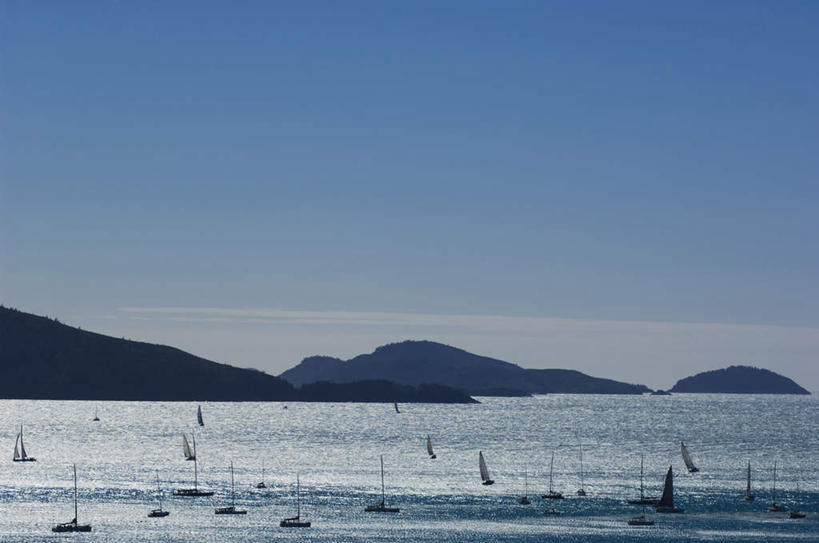 无人,栏杆,横图,室外,白天,正面,旅游,度假,海浪,海洋,美景,山,山脉,栅栏,景观,浪花,篱笆,山峰,云,云朵,围栏,山峦,云彩,娱乐,护栏,蓝色,白云,蓝天,天空,自然,海水,群山,天,享受,休闲,景色,放松,晴朗,自然风光,海景,大海,风浪,海,海水的波动,近岸浪,涌浪,晴空,彩图