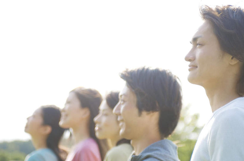 东方人,四个人,伙伴,朋友,站,笑,微笑,露齿笑,横图,室外,白天,侧面,友谊,草地,草坪,植物,亚洲,一排,服装,朦胧,模糊,整齐,注视,休闲装,黄种人,草,树,树木,排列,衣服,粉色,黄色,蓝色,绿色,自然,观察,看,站着,休闲,休闲服,服饰,生长,成长,观看,察看,队列,关注,友情,男人,男性,年轻男性,年轻女性,女人,女性,亚洲人,抬头,仰头,站立,半身,彩图