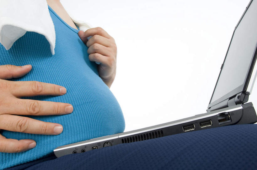 东方人,一个人,坐,摸,横图,室内,特写,白天,白色背景,侧面,电脑,笔记本电脑,亚洲,仅一个男性,仅一个人,抚摸,敲打,服装,网络,背心,纺织物,休闲装,黄种人,输入,通讯设备,仅一个年轻男性,衣服,蓝色,毛巾,打字,清洁,休闲,休闲服,摄影,服饰,影棚,保暖,点击,敲击,无线,通信设备,无线网络,无线上网,便携式电脑,透气,防水,肥,胖,储水,耐磨,吸水,按键,手提电脑,男人,男性,年轻男性,亚洲人,触摸,接触,坐着,半身,彩图,影棚拍摄,拍摄