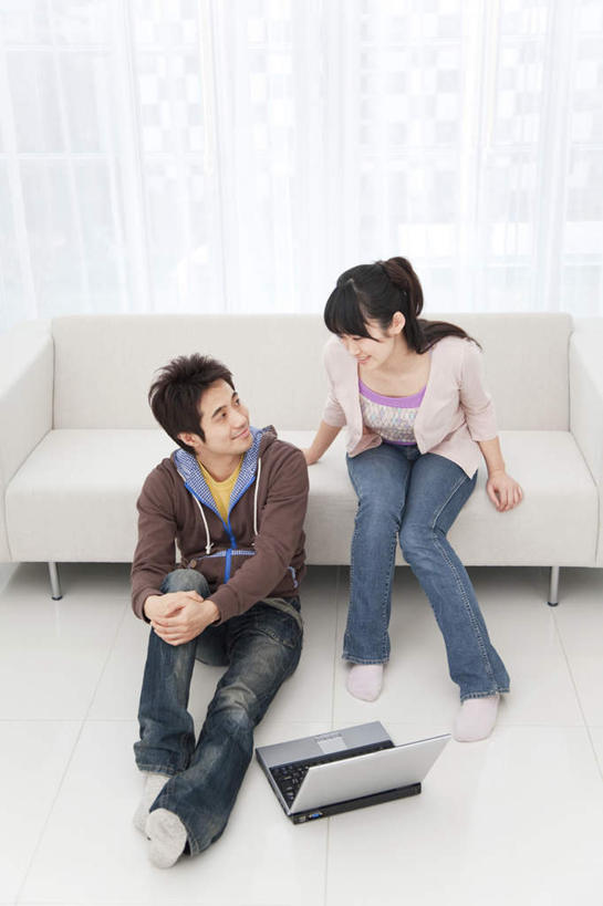 东方人,两个人,夫妻,客厅,坐,说,竖图,俯视,室内,白天,爱情,讨论,电脑,笔记本电脑,窗帘,靠垫,沙发,亚洲,服装,装饰,网络,靠枕,浪漫,注视,休闲装,黄种人,通讯设备,衣服,帘子,垫子,枕头,观察,看,休闲,休闲服,遮阳,恩爱,恋人,服饰,观看,华丽,修饰,点缀,察看,无线,起居室,关注,通信设备,无线网络,无线上网,便携式电脑,衬托,美观,雅致,雅观,客堂,交流,手提电脑,男人,男性,年轻男性,年轻女性,女人,女性,亚洲人,夫妇,情侣,沟通,讲话,交谈,商讨,说话,谈话,坐着,彩图,高角度拍摄,全身,伴侣,皮沙发