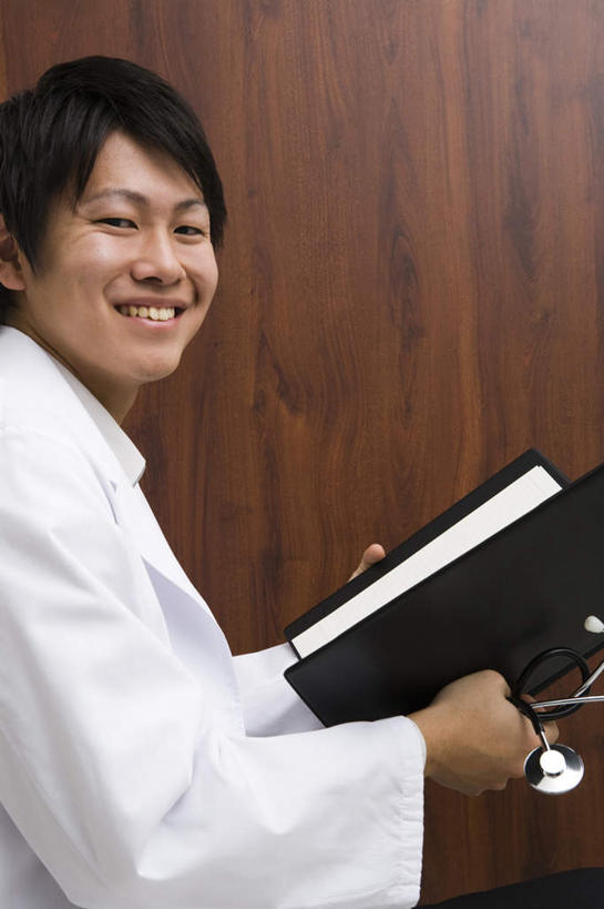 东方人,一个人,医生,站,笑,微笑,露齿笑,竖图,室内,白天,侧面,工作服,制服,亚洲,仅一个男性,仅一个人,墙,记事本,拿,拿着,注视,黄种人,墙壁,墙面,仅一个年轻男性,本子,笔记本,观察,看,站着,医护人员,医疗人员,观看,察看,白大褂,关注,工作制服,男人,男性,年轻男性,亚洲人,大夫,站立,半身,彩图,工作套服