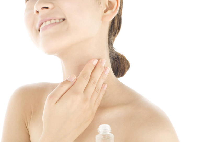 东方人,脖子,手,一个人,站,横图,室内,特写,白天,白色背景,正面,化妆,美容,亚洲,双手,仅一个年轻女性,仅一个女性,仅一个人,护肤,拿,拿着,黄种人,肩膀,瓶子,塑料制品,站着,保养,享受,休闲,手部,塑料瓶,放松,保健,摄影,影棚,养颜,年轻女性,女人,女性,亚洲人,脖,颈,颈部,站立,半身,彩图,影棚拍摄,拍摄