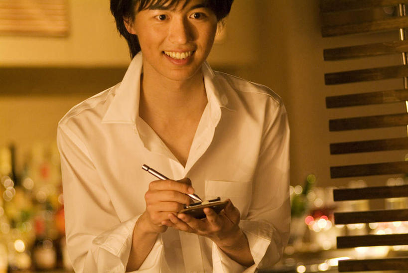 东方人,一个人,服务员,酒吧,站,笑,微笑,露齿笑,横图,室内,白天,正面,工作服,衬衫,制服,亚洲,仅一个男性,仅一个人,笔,办公用品,记事本,圆珠笔,拿,拿着,注视,黄种人,文具,仅一个年轻男性,白色,本子,笔记本,学习用品,观察,看,站着,观看,文具用品,察看,关注,工作制服,男人,男性,年轻男性,亚洲人,服务生,侍者,站立,半身,彩图,衬衣,工作套服,酒吧间,酒馆