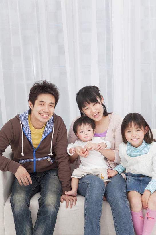 东方人,儿童,家庭,夫妻,母亲,父亲,女儿,客厅,坐,抱,竖图,室内,白天,正面,爱情,纯洁,窗帘,亚洲,服装,装饰,浪漫,注视,休闲装,黄种人,小孩,衣服,帘子,观察,看,休闲,温暖,温馨,父女,母女,一家人,休闲服,遮阳,恩爱,父爱,可爱,母爱,童年,童趣,恋人,服饰,抱着,观看,华丽,修饰,点缀,和睦,察看,起居室,搂着,关注,童真,烂漫,无邪,衬托,美观,雅致,雅观,天真,男人,男性,年轻男性,年轻女性,女孩,女人,女性,亚洲人,孩子,年轻人,夫妇,情侣,搂,搂抱,坐着,半身,彩图,伴侣,融洽,女生