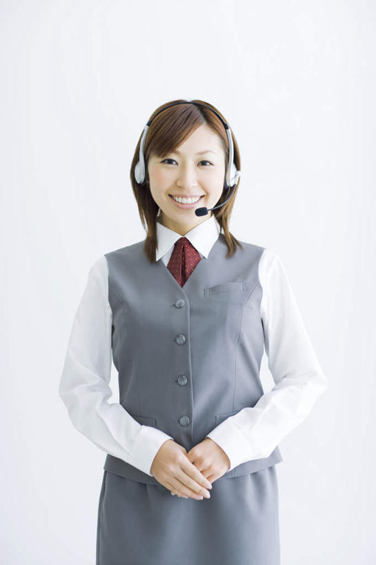 东方人,一个人,商务人士,商务女性,站,笑,微笑,露齿笑,竖图,室内,白天,正面,亚洲,仅一个年轻女性,仅一个女性,仅一个人,套装,话务员,注视,黄种人,耳机,耳麦,话筒,观察,看,站着,观看,察看,麦克风,关注,商务装,工薪阶层,客服人员,电话销售,年轻女性,女人,女性,亚洲人,白领,接线员,上班族,站立,半身,彩图