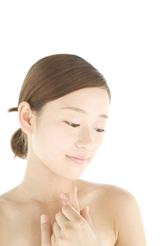 东方人,脸,头,脸颊,手,一个人,站,双手交叉,竖图,室内,特写,白天,白色背景,正面,亚洲,双手,仅一个年轻女性,仅一个女性,仅一个人,墙,注视,黄种人,肩膀,墙壁,墙面,低头,观察,看,站着,手部,摄影,影棚,观看,察看,双手抱胸,关注,年轻女性,女人,女性,亚洲人,头部,脸部,脸蛋,面部,站立,半身,彩图,影棚拍摄,拍摄