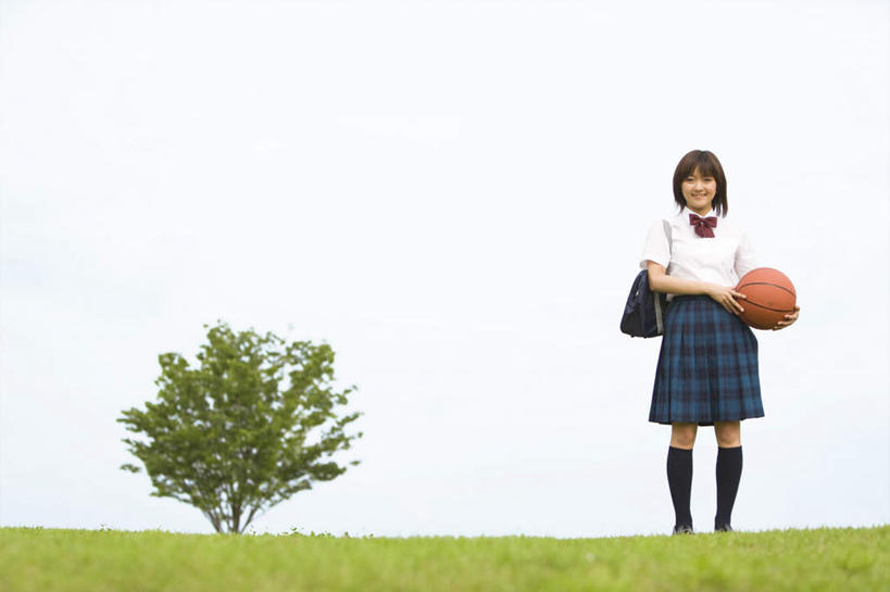 东方人,一个人,站,抱,笑,微笑,横图,室外,白天,仰视,制服,篮球,亚洲,仅一个年轻女性,仅一个女性,仅一个人,服装,云,云朵,篮球装备,云彩,注视,黄种人,运动器械,一个,蓝色,白云,蓝天,天空,天,观察,看,站着,校服,健身器械,晴朗,单个,抱着,观看,察看,搂着,关注,健身器材,篮球运动,学生服,年轻女性,女人,女性,亚洲人,晴空,搂,搂抱,站立,彩图,低角度拍摄,全身,运动器材