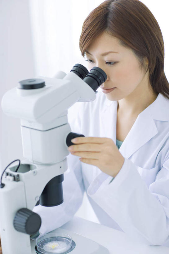 东方人,一个人,医生,科学家,坐,竖图,室内,白天,正面,工作服,制服,仪器,亚洲,仅一个年轻女性,仅一个女性,仅一个人,检查,反射,分析,科学,显微镜,注视,黄种人,白色,观察,看,医护人员,医疗人员,清晰,探索,放大,观看,仔细,透镜,察看,凸透镜,聚焦,关注,科学研究者,光学,清楚,工作制服,年轻女性,女人,女性,亚洲人,大夫,科学工作者,坐着,半身,彩图,工作套服