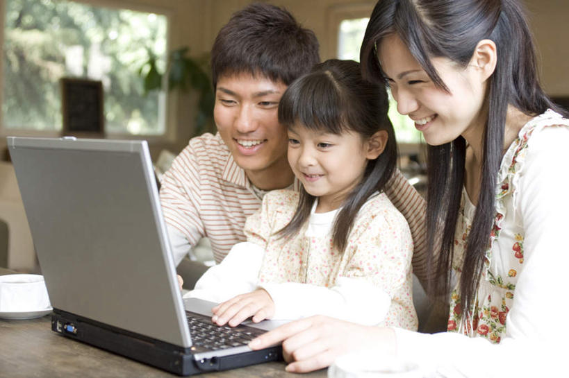 东方人,儿童,三个人,家庭,夫妻,母亲,父亲,女儿,坐,笑,微笑,露齿笑,横图,室内,白天,正面,爱情,纯洁,电脑,笔记本电脑,餐桌,桌子,亚洲,敲打,服装,网络,浪漫,注视,休闲装,黄种人,输入,通讯设备,小孩,衣服,打字,观察,看,休闲,温暖,温馨,父女,母女,三口之家,一家人,休闲服,恩爱,父爱,可爱,母爱,童年,童趣,恋人,服饰,餐台,观看,点击,敲击,和睦,察看,无线,关注,通信设备,无线网络,无线上网,便携式电脑,童真,烂漫,无邪,天真,按键,手提电脑,男人,男性,年轻男性,年轻女性,女孩,女人,女性,亚洲人,孩子,年轻人,夫妇,情侣,坐着,半身,彩图,伴侣,融洽,女生