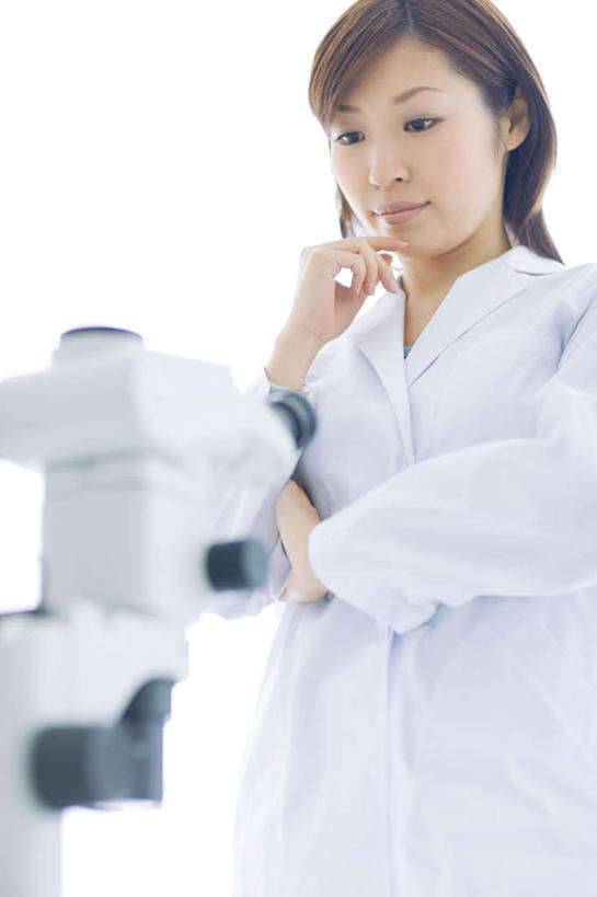 东方人,一个人,科学家,站,竖图,室内,白天,仰视,工作服,制服,仪器,亚洲,仅一个年轻女性,仅一个女性,仅一个人,撑,检查,反射,分析,科学,显微镜,托腮,注视,黄种人,白色,观察,看,托,站着,清晰,探索,放大,观看,仔细,透镜,察看,凸透镜,聚焦,关注,托下巴,科学研究者,光学,清楚,工作制服,年轻女性,女人,女性,亚洲人,科学工作者,站立,半身,彩图,低角度拍摄,工作套服