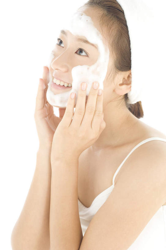 东方人,脸,头,脸颊,手,一个人,站,竖图,室内,特写,白天,白色背景,正面,化妆,美容,亚洲,双手,仅一个年轻女性,仅一个女性,仅一个人,护肤,服装,美白,注视,休闲装,黄种人,肩膀,衣服,观察,看,清洁,站着,保养,享受,休闲,手部,休闲服,放松,去角质,保健,摄影,服饰,影棚,观看,保湿,察看,滋润,关注,去死皮,舒缓,养颜,去污,控油,紧肤,嫩肤,祛痘,去痘,祛角质,抗衰,再生,增白,补水,祛斑,抗皱,防皱,除皱,去皱,年轻女性,女人,女性,亚洲人,头部,脸部,脸蛋,面部,站立,半身,彩图,影棚拍摄,拍摄