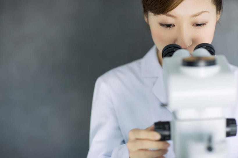 东方人,一个人,科学家,站,横图,室内,白天,正面,工作服,制服,仪器,亚洲,仅一个年轻女性,仅一个女性,仅一个人,检查,反射,分析,科学,显微镜,拿,拿着,注视,黄种人,观察,看,站着,清晰,探索,放大,观看,仔细,透镜,察看,凸透镜,聚焦,关注,科学研究者,光学,清楚,工作制服,年轻女性,女人,女性,亚洲人,科学工作者,站立,半身,彩图,工作套服