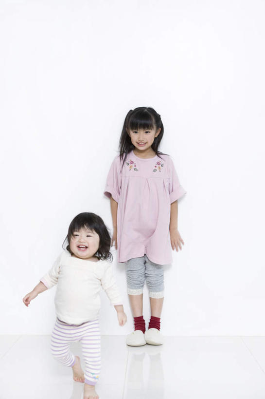 东方人,儿童,两个人,站,竖图,室内,白天,白色背景,正面,纯洁,日本,亚洲,服装,墙,注视,休闲装,黄种人,墙壁,墙面,小孩,衣服,红色,白色,观察,看,站着,休闲,休闲服,可爱,童年,童趣,摄影,服饰,大阪,影棚,观看,察看,关注,童真,东亚,烂漫,无邪,本州,大阪府,本州岛,日本国,近畿地方,近畿,堺,堺市,天真,女孩,女人,女性,亚洲人,孩子,站立,彩图,全身,影棚拍摄,拍摄,女生