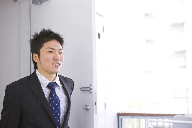 一个人,商务人士,商务男性,办公室,站,笑,微笑,横图,室内,白天,正面,衬衫,仅一个男性,仅一个人,阴影,套装,光线,影子,领带,注视,仅一个年轻男性,黑色,阳光,把手,门把手,观察,看,站着,观看,门把,察看,关注,商务装,工薪阶层,年轻男性,年轻人,白领,上班族,拉手,站立,半身,彩图,衬衣,短发