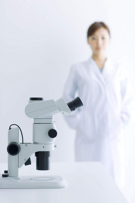 东方人,一个人,科学家,站,竖图,室内,白天,正面,工作服,制服,仪器,桌面,桌子,亚洲,仅一个年轻女性,仅一个女性,仅一个人,服装,检查,朦胧,模糊,反射,分析,科学,显微镜,注视,黄种人,衣服,观察,看,站着,清晰,探索,服饰,放大,观看,仔细,一台,透镜,察看,凸透镜,聚焦,衣着,穿着,关注,科学研究者,双手抄兜,双手放兜,光学,清楚,工作制服,衣饰,年轻女性,女人,女性,亚洲人,科学工作者,插兜,两手抄兜,两手放兜,手插兜,手放口袋,站立,半身,彩图,工作套服,手抄兜