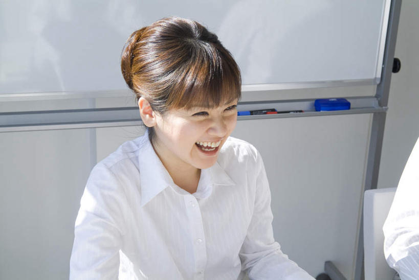 两个人,同事,商务人士,商务男性,商务女性,办公室,坐,笑,微笑,露齿笑,横图,室内,白天,正面,衬衫,成功,合作,团队,集体,信心,阴影,套装,光线,影子,墙,领带,注视,队伍,墙壁,墙面,黑色,阳光,白板,观察,看,观看,察看,领导,成就,关注,商务装,记录板,合伙,领袖,工薪阶层,记事板,男人,男性,年轻男性,年轻女性,女人,女性,年轻人,长发,白领,上班族,坐着,半身,彩图,衬衣