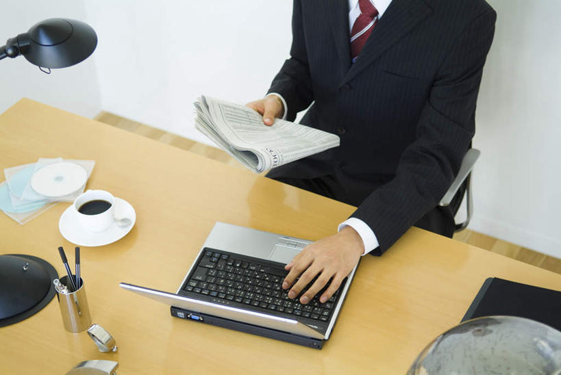 一个人,商务人士,商务男性,办公室,坐,横图,俯视,室内,白天,衬衫,电脑,笔记本电脑,台灯,桌子,报纸,杯子,餐具,笔筒,照明,仅一个男性,仅一个人,连接,敲打,组合,套装,网络,信息,笔,瓷器,碟子,盘,办公桌,灯光,办公用品,订书机,咖啡杯,领带,陶瓷制品,圆珠笔,一杯,拿,拿着,输入,通讯设备,灯,文具,仅一个年轻男性,一个,盘子,学习用品,灯具,碟,打字,单个,新闻,点击,链接,敲击,文具用品,照亮,两支,无线,装订,照明设备,拼接,杠杆,拼凑,瓷杯,通信设备,商务装,无线网络,无线上网,便携式电脑,订书器,工薪阶层,拼合,凑集,聚合,撮合,链结,缝合,按键,手提电脑,年轻男性,年轻人,白领,上班族,坐着,半身,彩图,高角度拍摄,衬衣,报刊