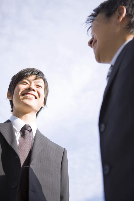 两个人,同事,商务人士,商务男性,站,笑,微笑,露齿笑,竖图,室外,白天,仰视,衬衫,成功,合作,团队,集体,信心,阴影,套装,光线,影子,云,云朵,领带,云彩,注视,队伍,相视,蓝色,黑色,白云,蓝天,天空,阳光,天,观察,看,站着,面对面,晴朗,观看,对视,察看,领导,成就,关注,相对,商务装,合伙,领袖,工薪阶层,相看,男人,男性,年轻男性,年轻人,白领,上班族,晴空,站立,半身,彩图,低角度拍摄,衬衣,短发