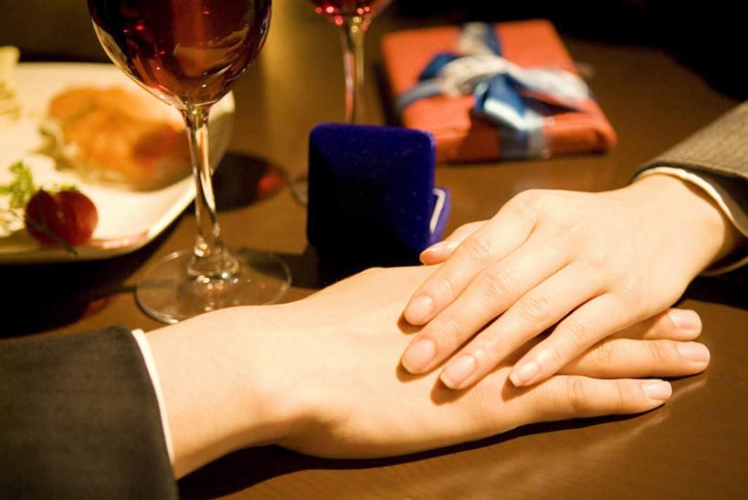 葡萄酒,东方人,手,两个人,同事,商务人士,商务男性,商务女性,坐,横图,俯视,室内,特写,白天,衬衫,成功,合作,团队,集体,信心,餐桌,桌子,杯子,餐具,礼盒,礼物,亚洲,双手,阴影,套装,光线,碟子,高脚杯,盘,影子,纸盒,灯光,红酒杯,酒类,黄种人,首饰盒,队伍,玻璃制品,盒子,酒,饮料,红色,蓝色,包装盒,盘子,酒杯,礼品盒,碟,手部,搭,礼品,餐台,领导,成就,搭着,商务装,合伙,领袖,工薪阶层,男人,男性,年轻男性,年轻女性,女人,女性,亚洲人,白领,上班族,玻璃杯,坐着,半身,彩图,高角度拍摄,衬衣